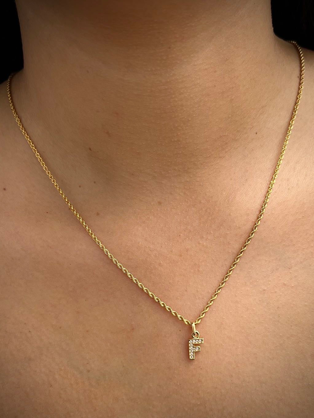 Dije letra f con swarovski blanco 0.6gr / Largo 1.4cm / Oro Amarillo Nac B