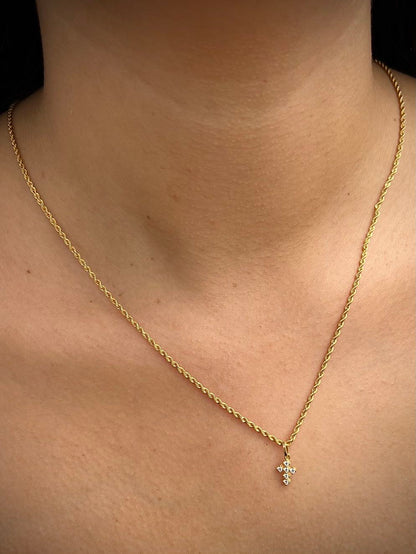 Dije Cruz con Swarovski blanco 0.45gr / Largo 1.5cm / Oro Amarillo Nac B