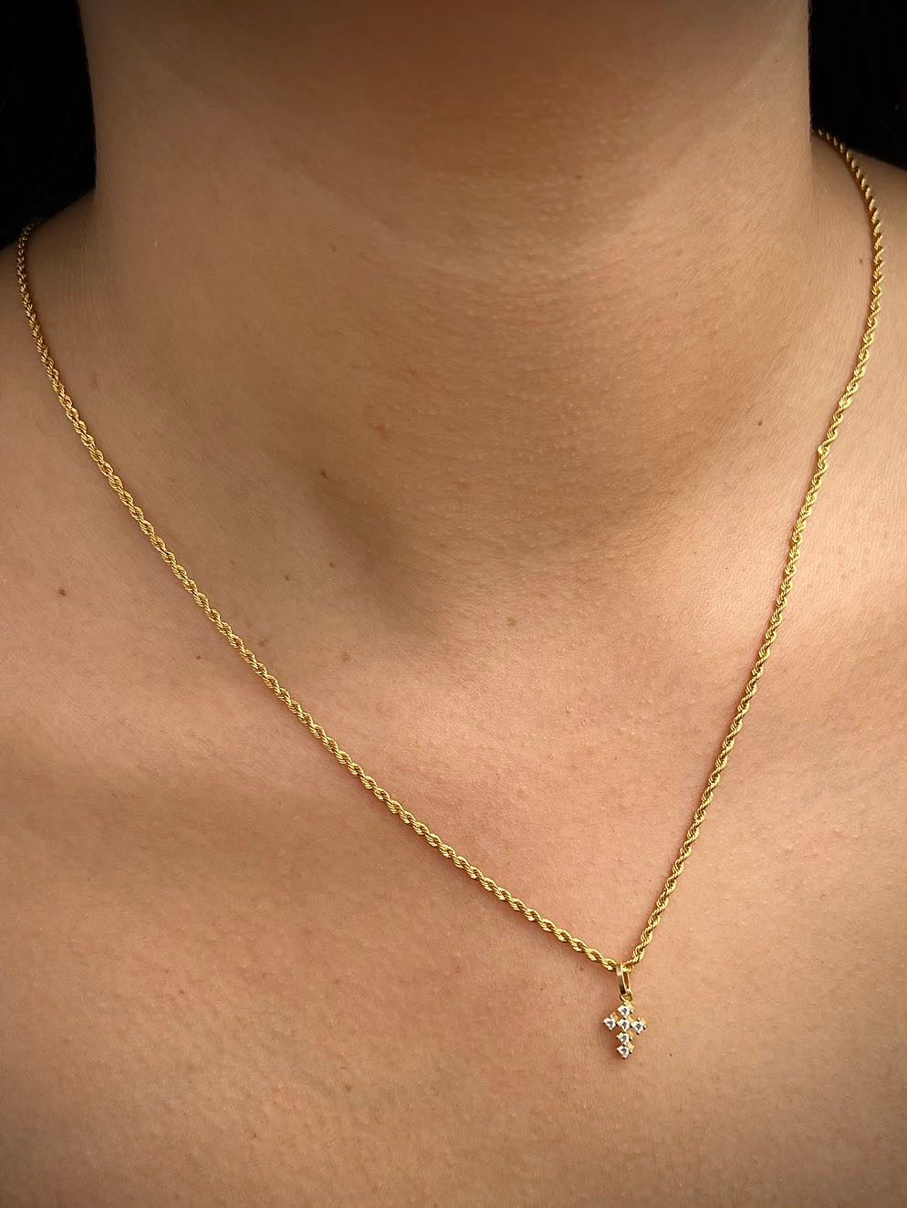 Dije Cruz con Swarovski blanco 0.45gr / Largo 1.5cm / Oro Amarillo Nac B