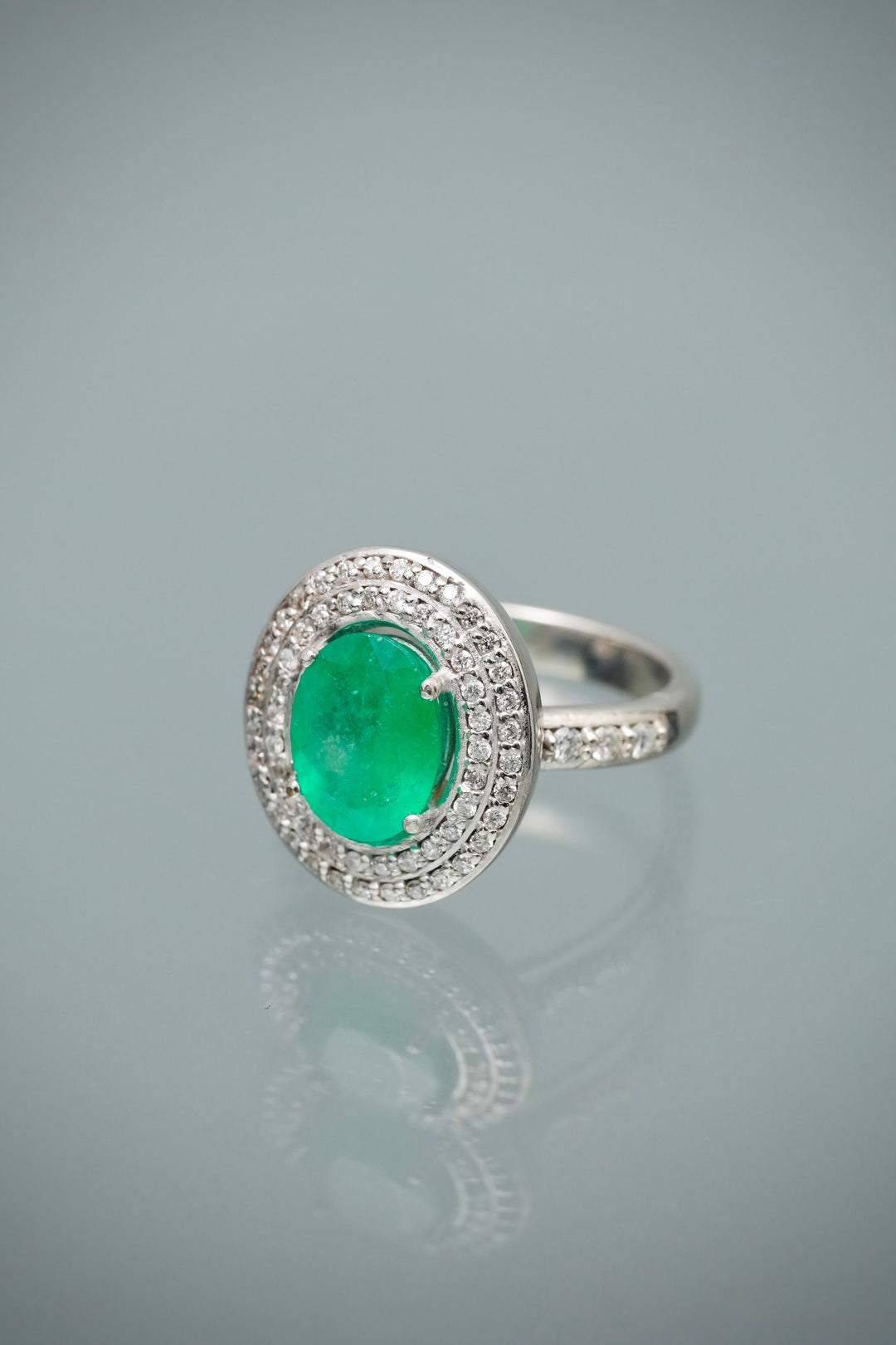 Solitario con 161pts de esmeralda y 90pts de diamantes 8.2gr / Talla 5 1/4 — Oro Blanco