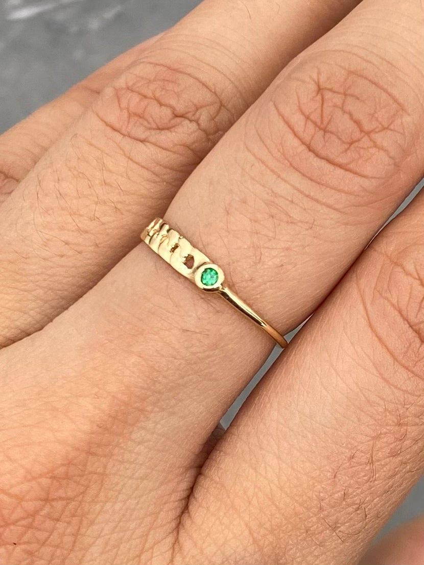Anillo cubano con swarovski verde 0.9gr / Talla 7 3/4 — Oro Amarillo