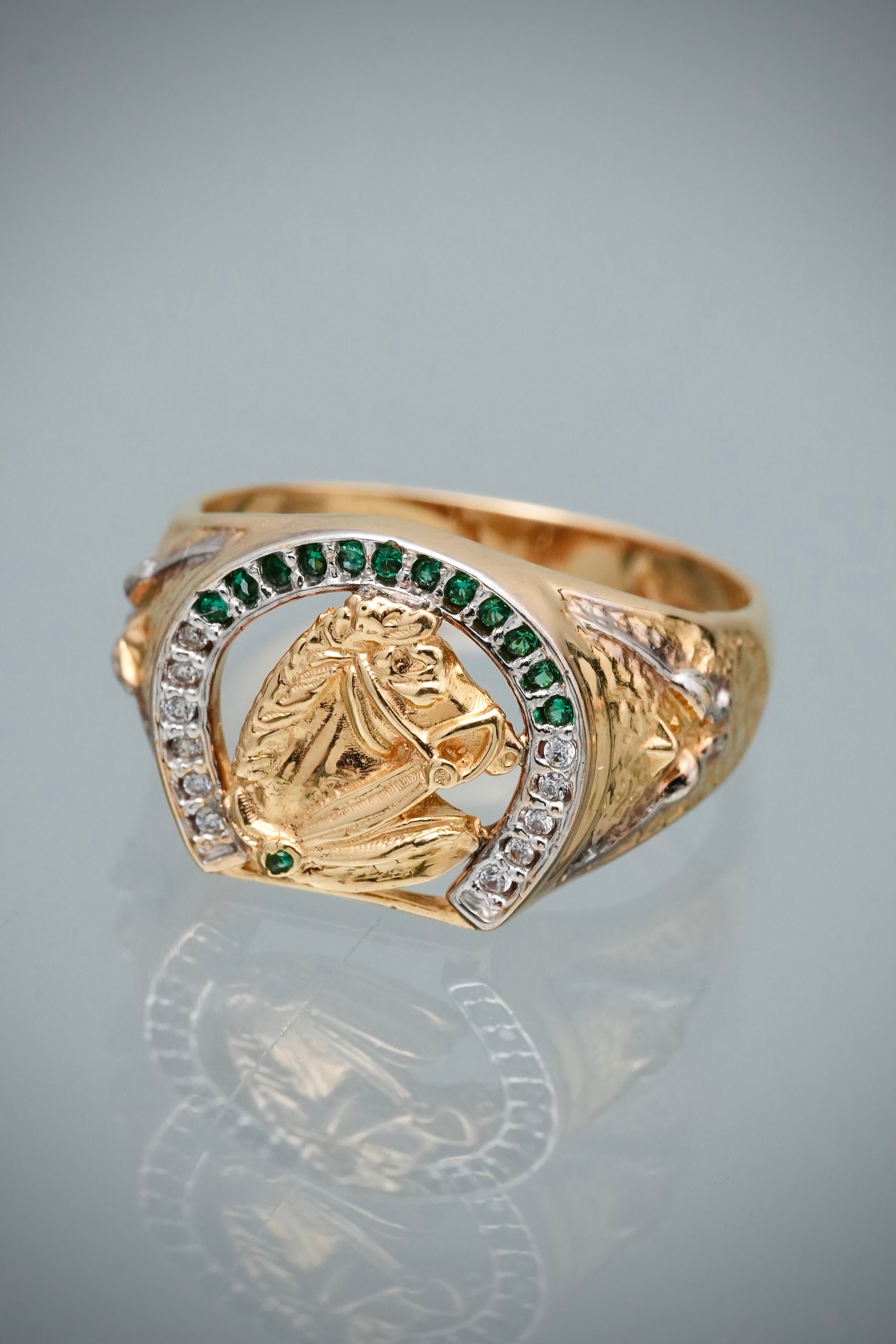 Anillo Caballo con Swarovski Verde y Blanco 6.85gr / Talla 8 1/2 — Oro Amarillo