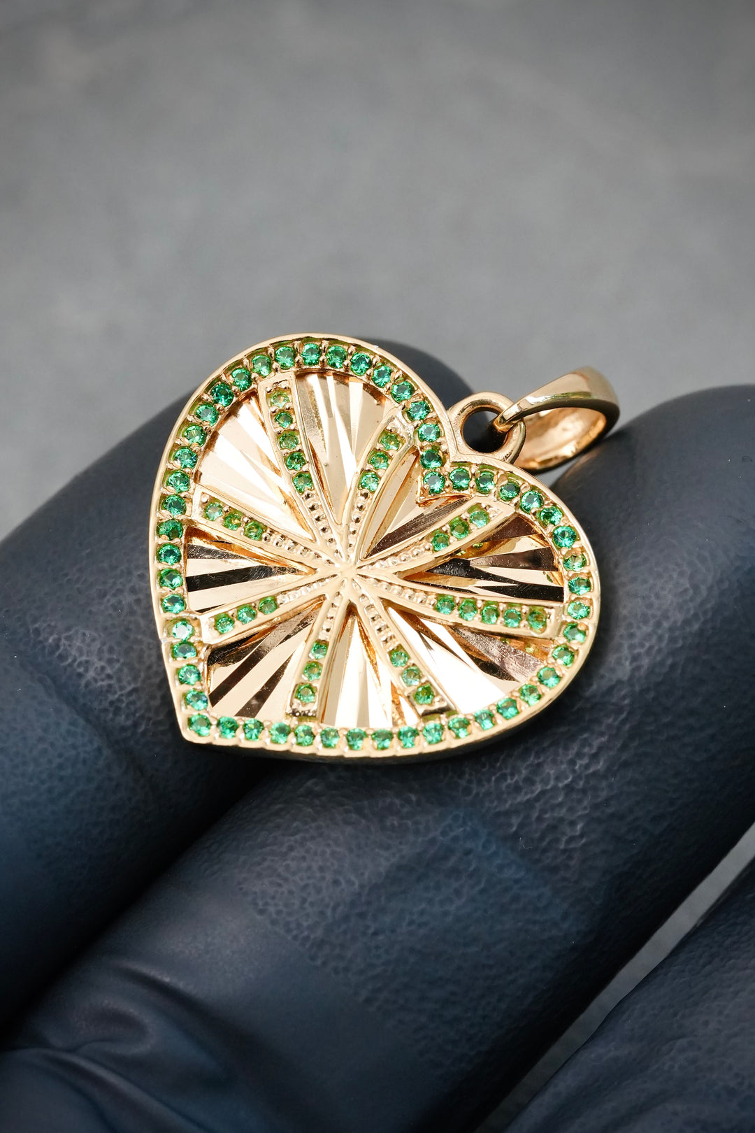 Dije Corazon Diamantado con Swarovski Verde 3.85gr / 2.9cm / 21.6mm — Oro Amarillo