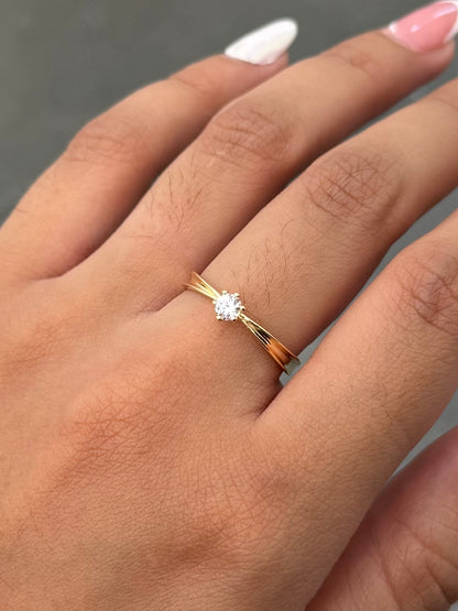 Solitario con Swarovski Blanco 1.9gr / Talla 6 3/4 — Oro Amarillo