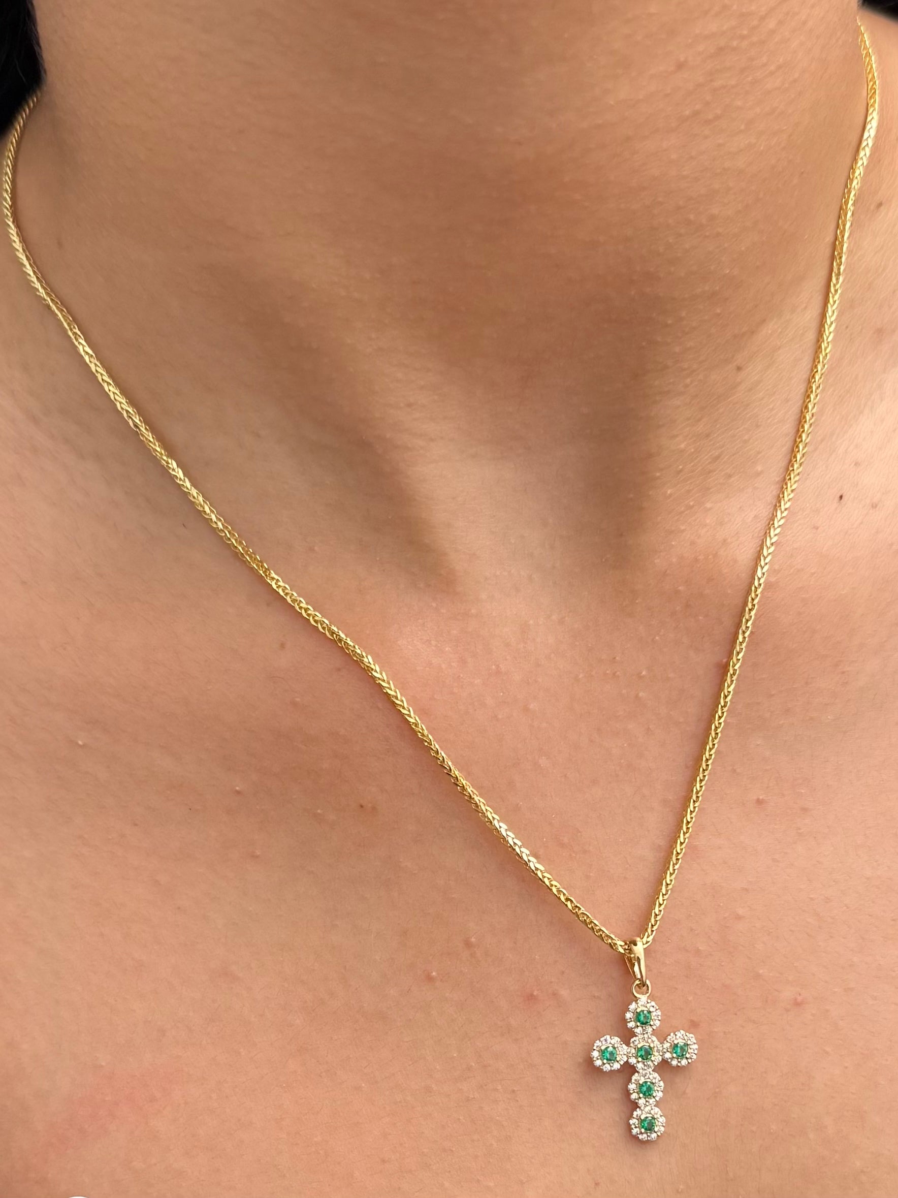 Dije con Swarovski Verde y Blanco 1.4gr / 2.7cm / 14.6mm — Oro Amarillo