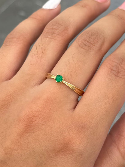Solitario con 16pts de Esmeralda 1.95gr / Talla 8 — Oro Amarillo