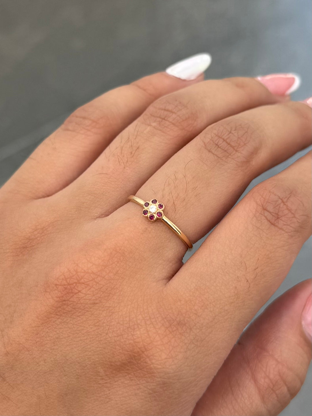 Anillo con 9pts de Moissanita 1.05gr / Talla 5 1/2 — Oro Amarillo