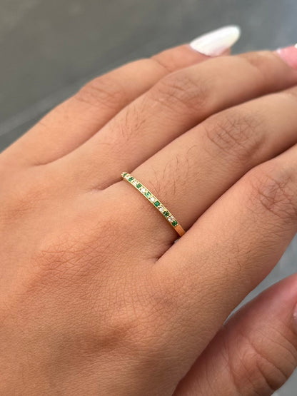 Anillo con 4pts de Esmeralda y 3pts de Diamante 1.5gr / Talla 6 3/4 — Oro Amarillo