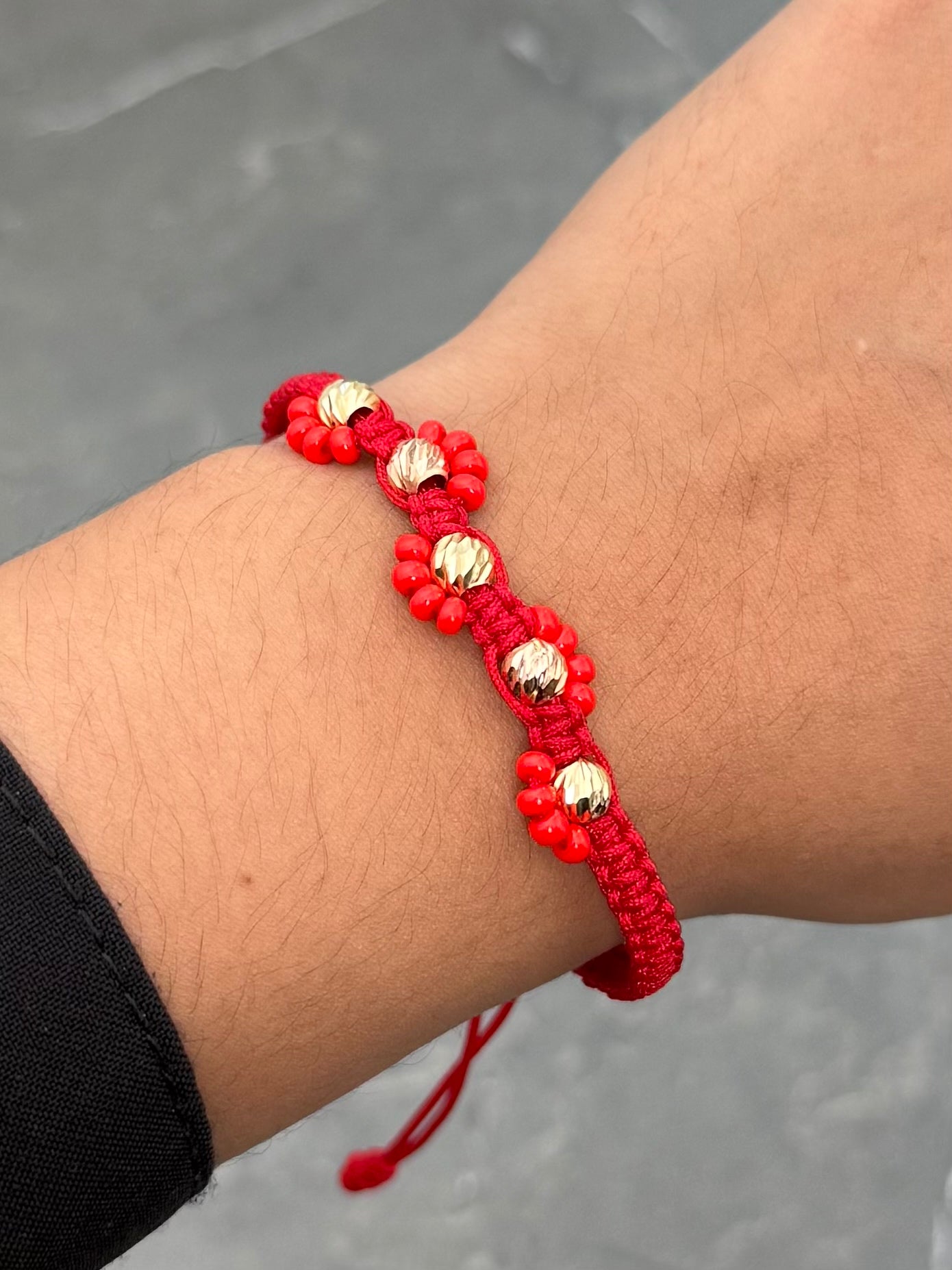 Pulsera en Hilo Rojo de Flores 0.65gr — Dos Oros