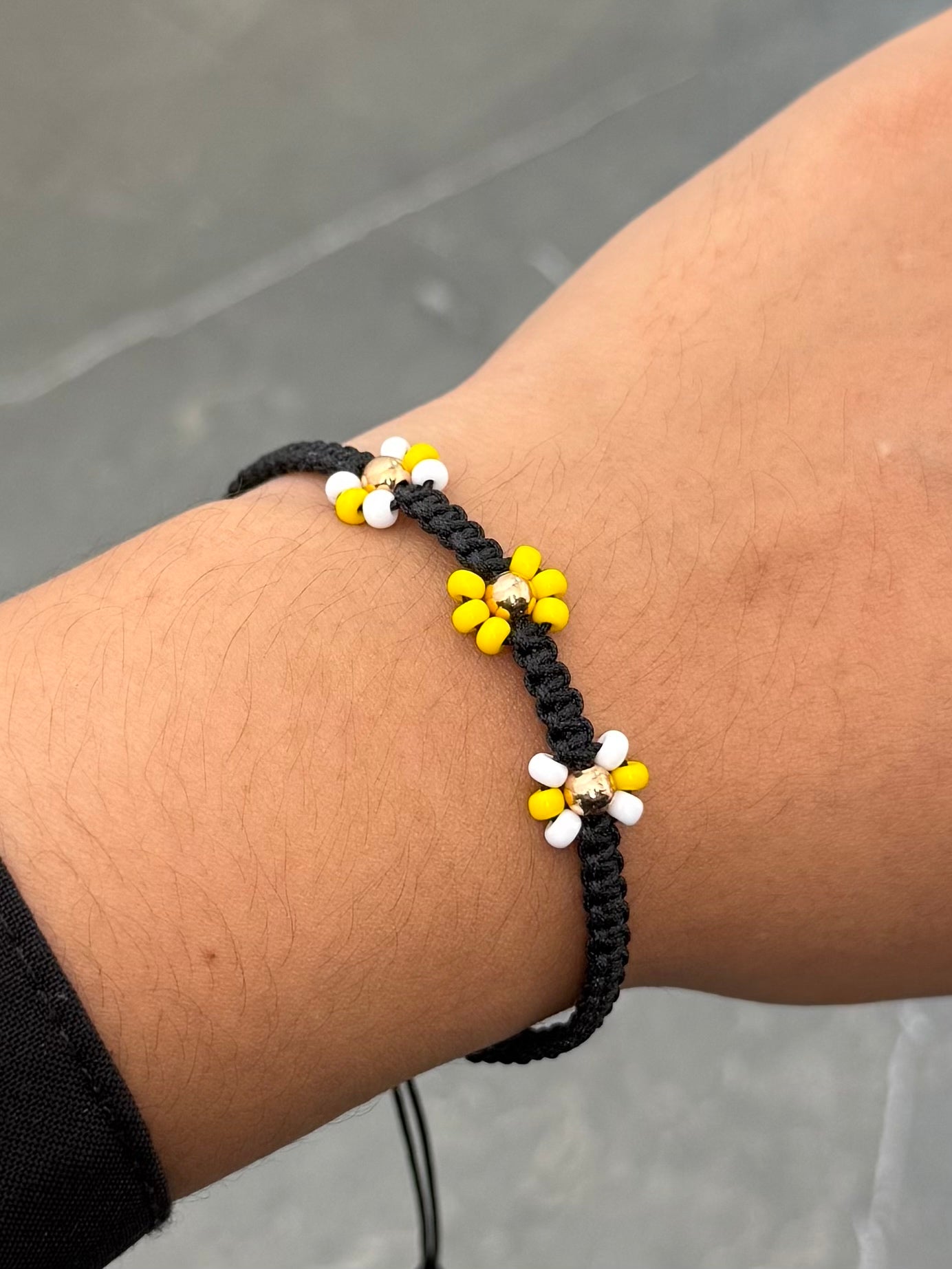Pulsera en Hilo Negro de Flores 0.25gr — Oro Rosado