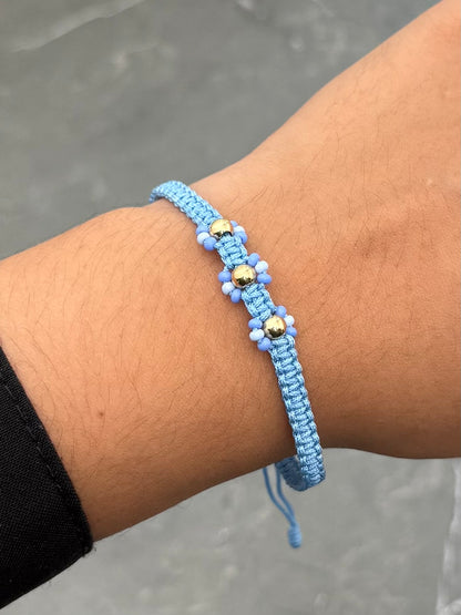 Pulsera en Hilo Azul de Flores 0.25gr — Oro Amarillo