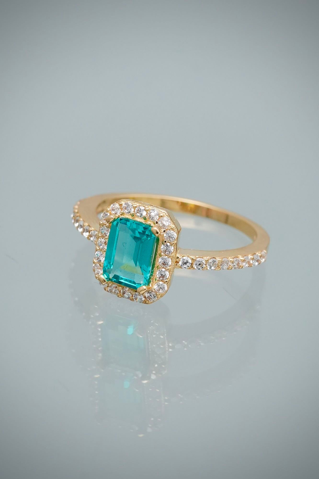 Solitario con Swarovski Verde y Blanco 2.9gr / Talla 6 3/4 — Oro Amarillo