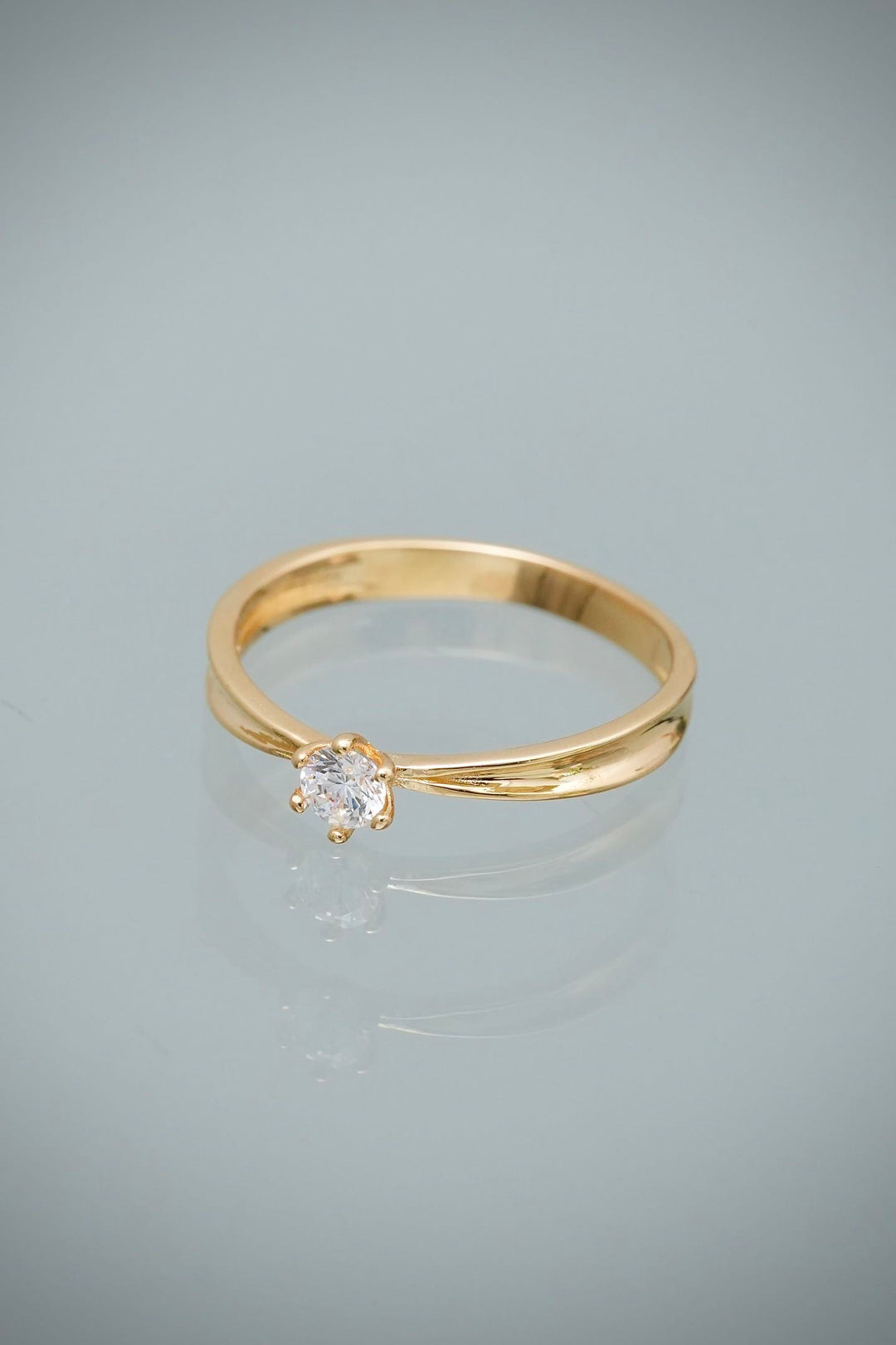 Solitario con Swarovski Blanco 2gr / Talla 7 — Oro Amarillo