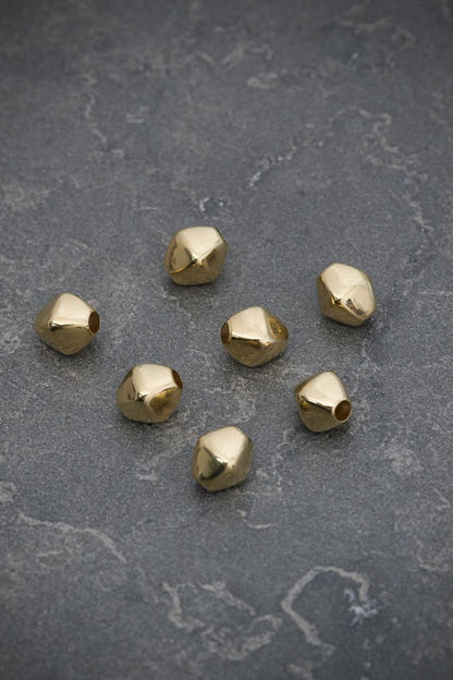 Herraje tipo rombo liso 0.15gr / Largo 0.4cm / Oro Amarillo Nac B