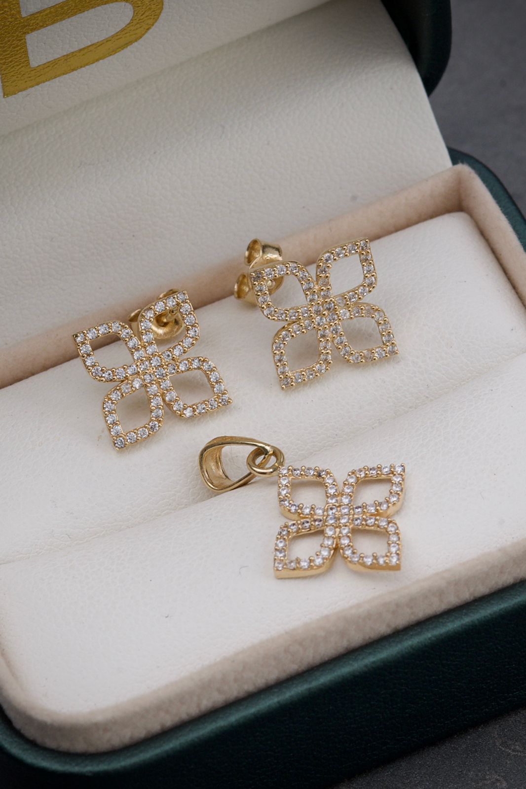 Topos de flor con swarovksi blanco 2.6gr / Largo 1 cm / Oro Amarillo Nac P
