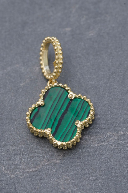 Dije Lucky Clover Piedra Verde 2.1gr / 2.3cm / 13.8mm — Oro Amarillo