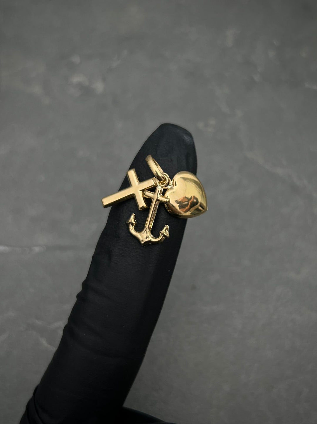 Dije Tres gracias 1.05gr / 2cm / 9.3mm — Oro Amarillo