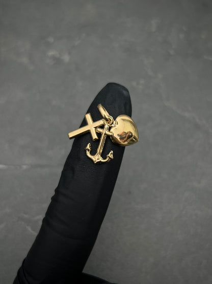 Dije Tres gracias 1.05gr / 2cm / 9.3mm — Oro Amarillo