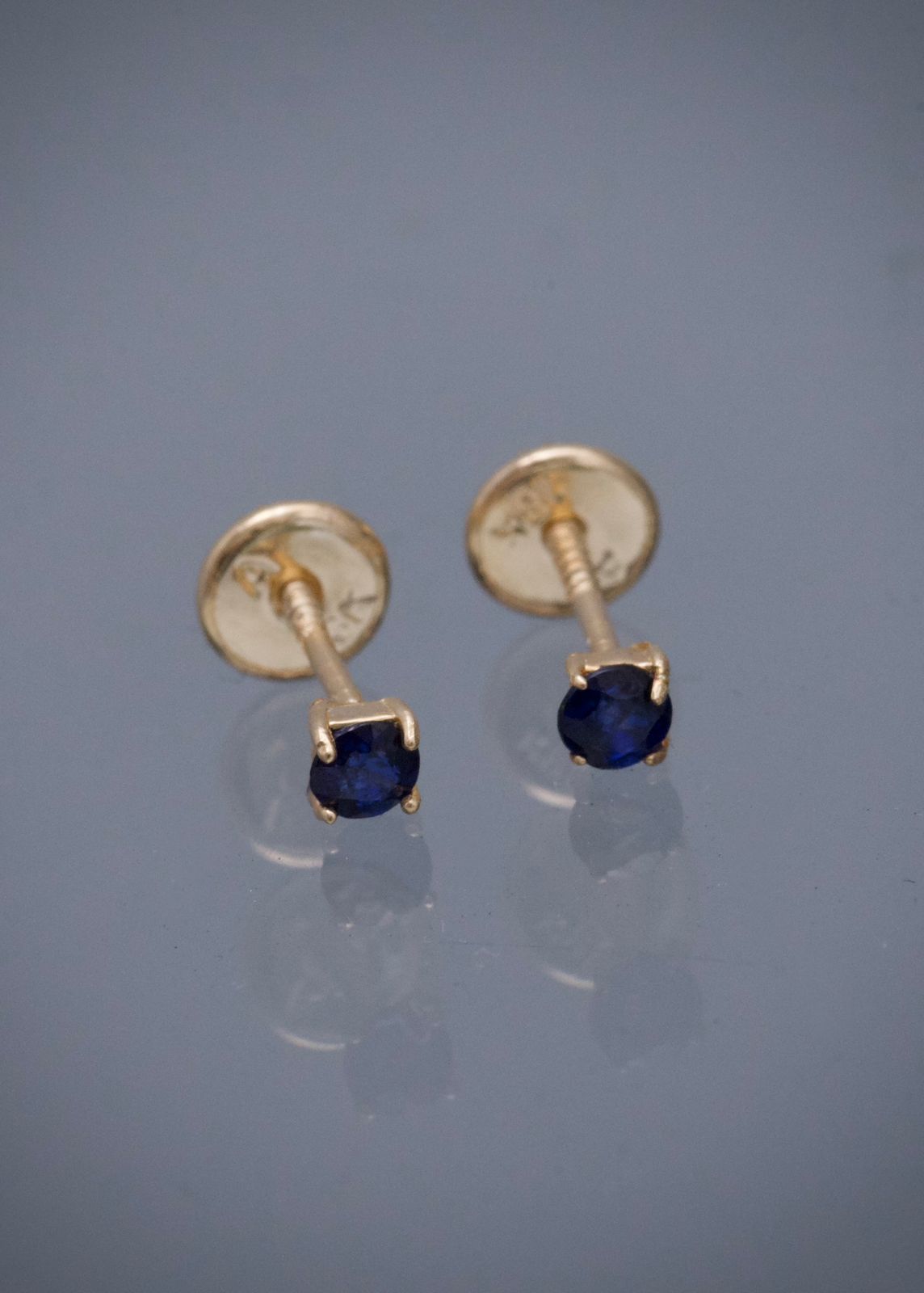 Topos con 32pts de zafiro 0.55gr / Largo 0.3cm / Oro Amarillo Nac (Joya) B