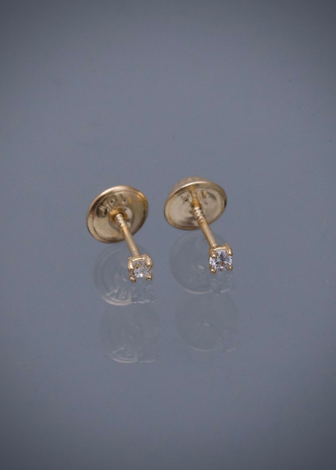 Topos con 6pts de diamante blanco 0.4gr / Largo 0.1cm / Oro Amarillo Nac (Joya) B