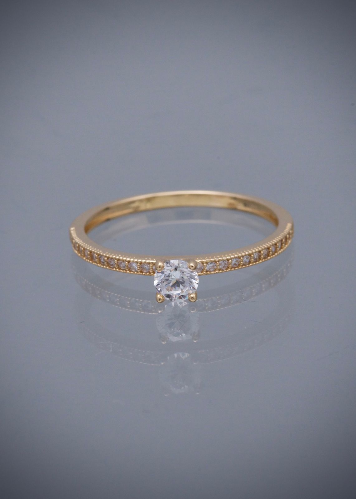 Solitario con swarovski blanco 1.7gr / Talla: 7 3/4 / Oro Amarillo Nac B