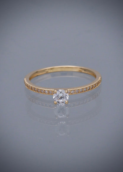 Solitario con swarovski blanco 1.7gr / Talla: 7 3/4 / Oro Amarillo Nac B