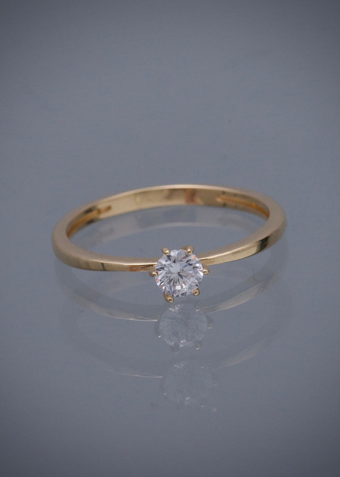Solitario liso con swarovski blanco 1.85gr / Talla: 6 3/4 / Oro Amarillo Nac B