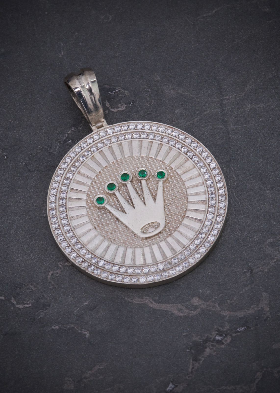 Dije corona rx con swarovski verde 17.7gr / Largo 5.3cm / P