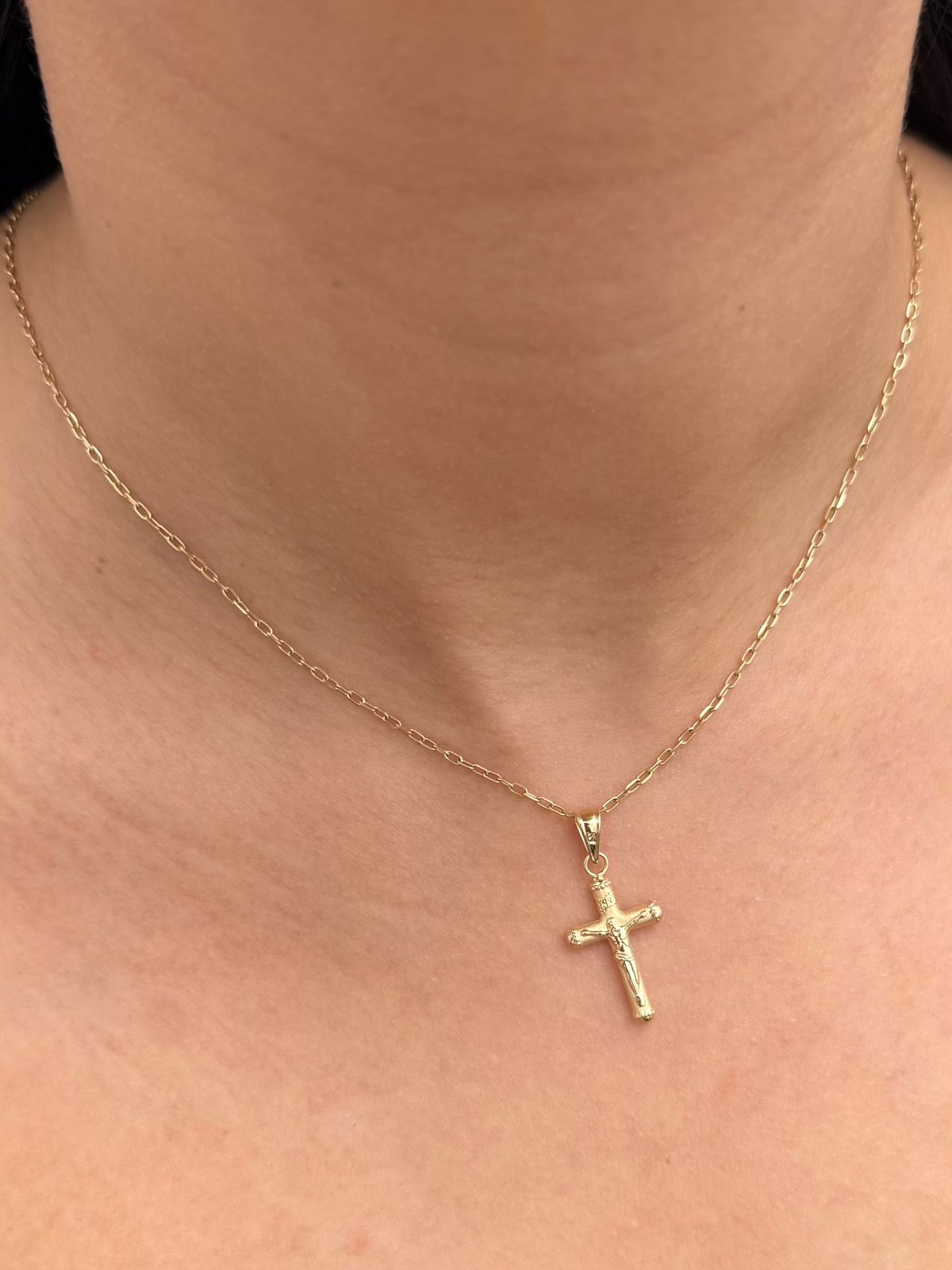 Dije Cruz Con cristo 0.75gr / Largo 2.9cm — Oro Amarillo