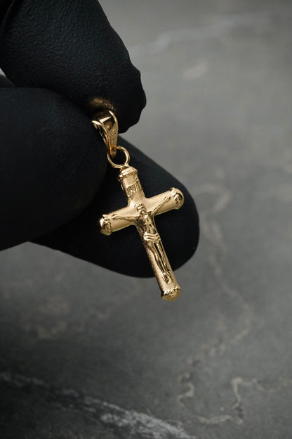 Dije Cruz Con cristo 0.75gr / Largo 2.9cm — Oro Amarillo