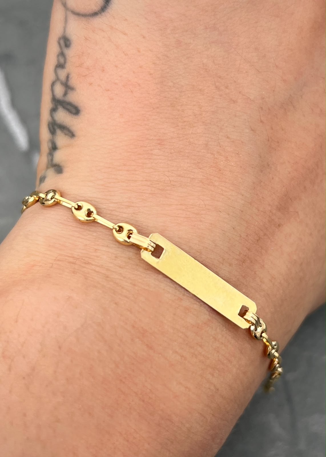 Pulso Bebe con Placa 1.8gr / 15cm / Ancho 5,0mm — Oro Amarillo