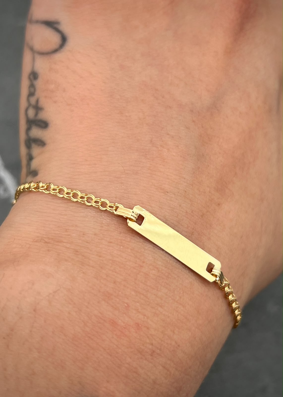 Pulso Bebe con Placa 1.3gr / 14cm / Ancho 4.8mm — Oro Amarillo