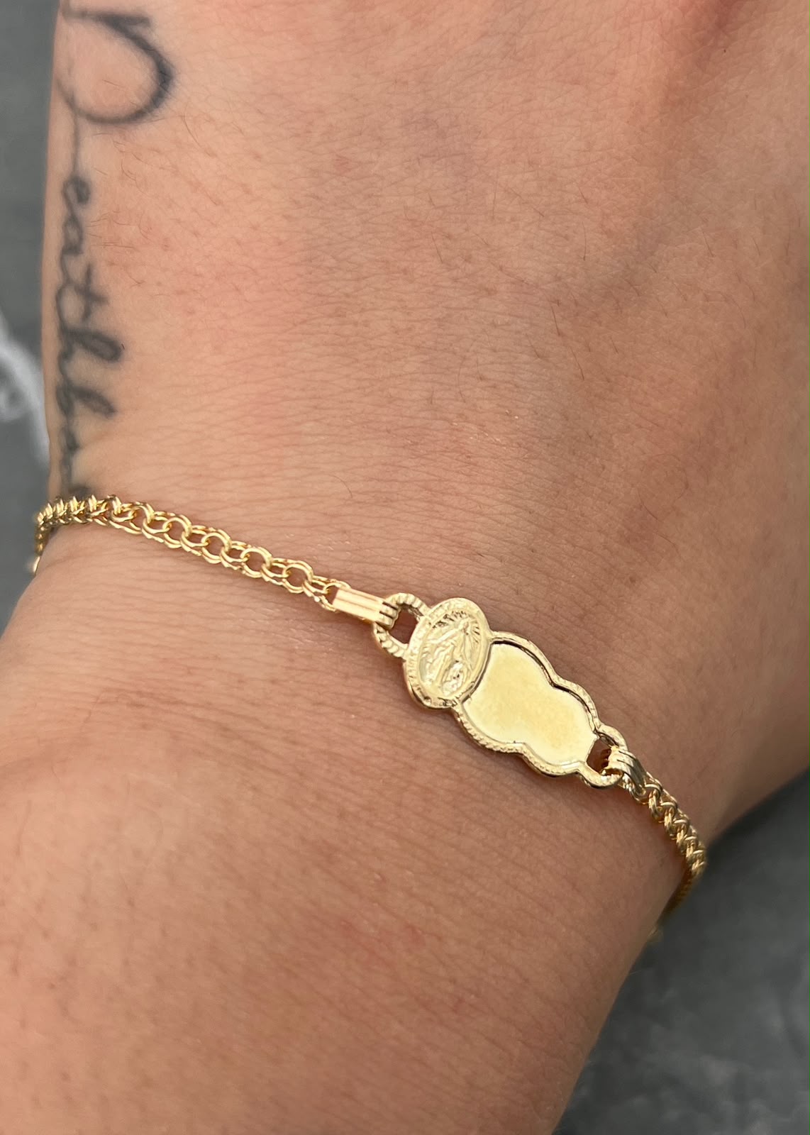 Pulso Bebe con Placa Virgen de la Milagrosa 1.4gr / 14cm / Ancho 8,3mm — Oro Amarillo