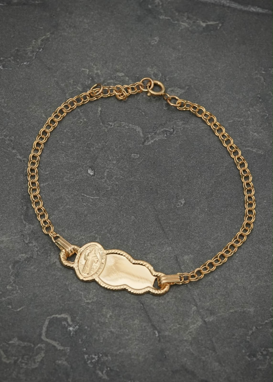 Pulso Bebe con Placa San Benito 1.4gr / 14cm / 8,5mm — Oro Amarillo