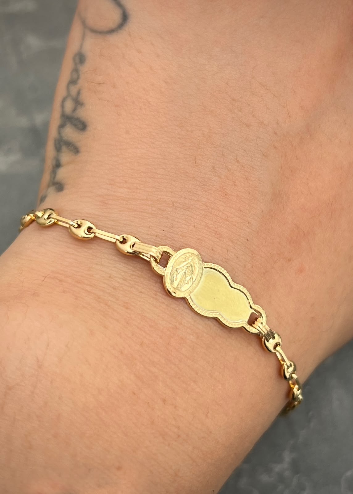Pulso Bebe con Placa Virgen de la Milagrosa 1.85gr / 15cm / 8,3mm — Oro Amarillo