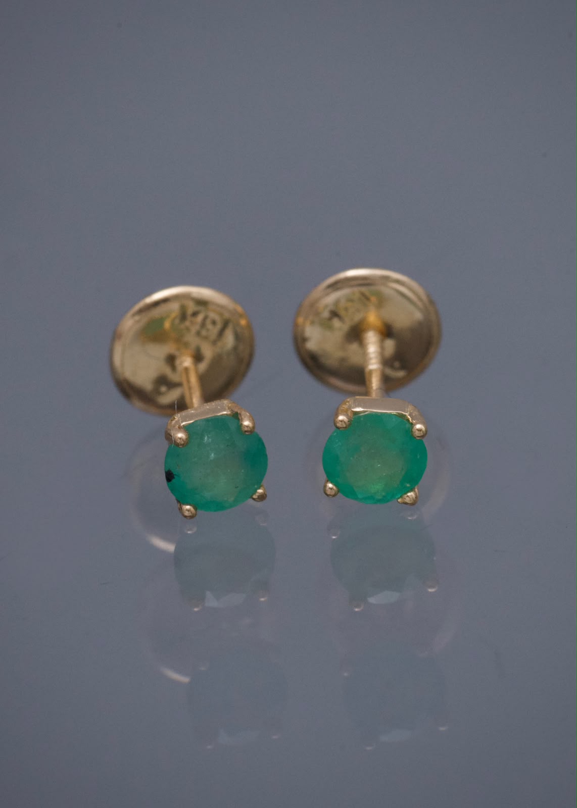 Topos con 40pts de Esmeralda 0.6gr / 0.3cm / 3.9mm — Oro Amarillo