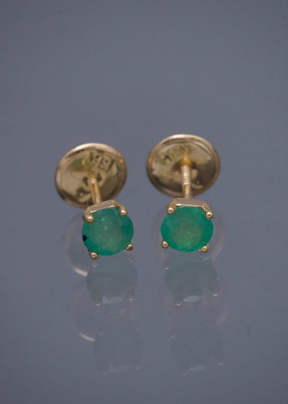 Topos con 40pts de Esmeralda 0.6gr / 0.3cm / 3.9mm — Oro Amarillo