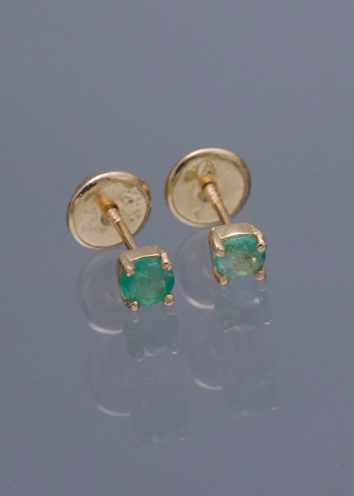 Topos con 22pts de Esmeralda 0.55gr / 0.3cm / 3.1mm — Oro Amarillo