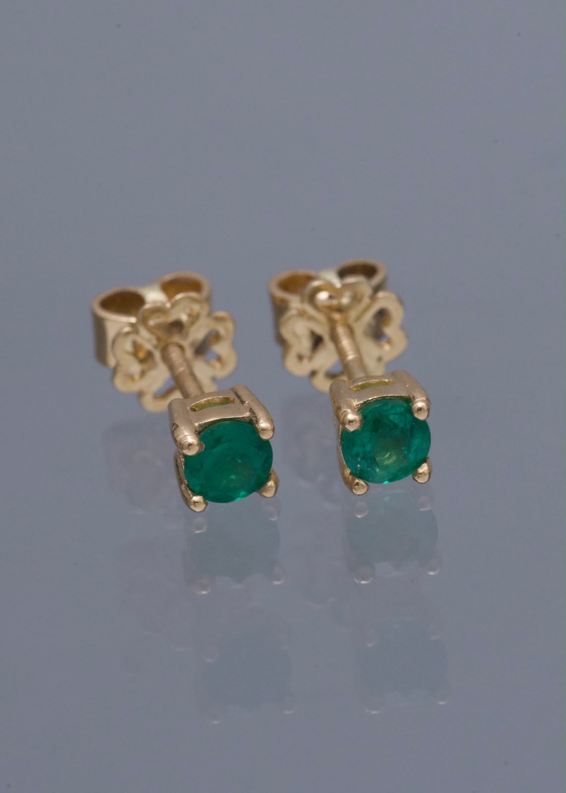 Topos con 42pts de Esmeralda 1.65gr / 0.3cm / 3.7mm — Oro Amarillo