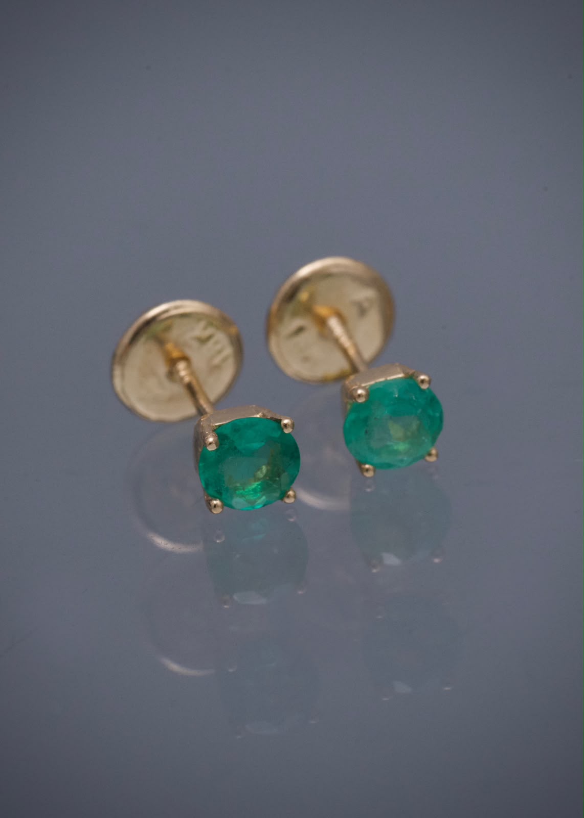 Topos con 45pts de Esmeralda 0.6gr / 0.4cm / 4mm — Oro Amarillo