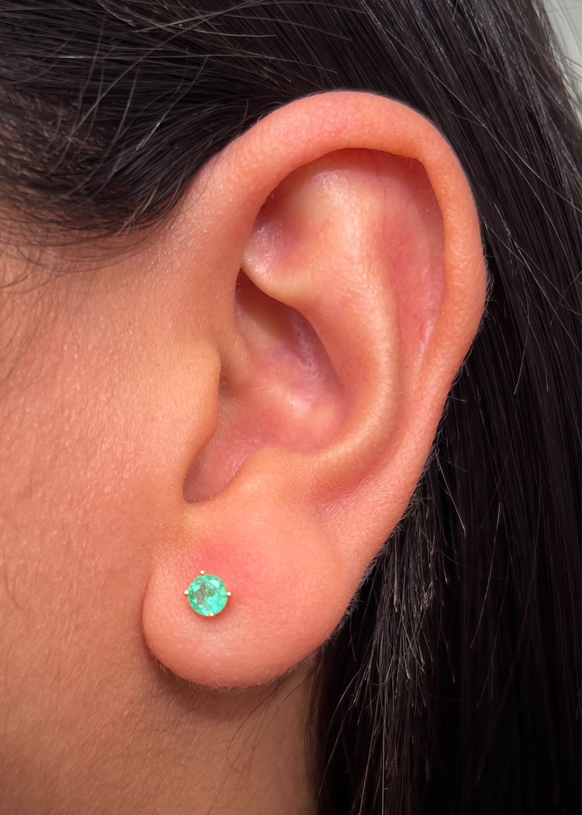 Topos con 45pts de Esmeralda 0.6gr / 0.4cm / 4mm — Oro Amarillo