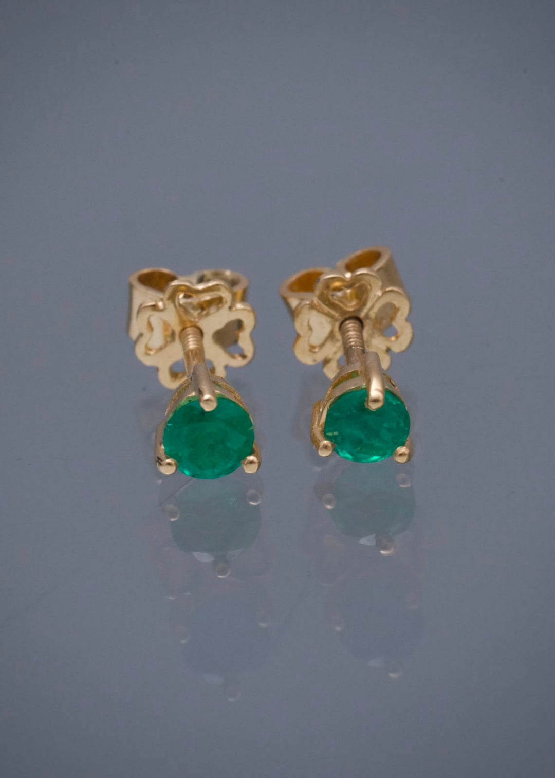 Topos con 46pts de Esmeralda 1.5gr / 0.3cm / 3.7mm — Oro Amarillo