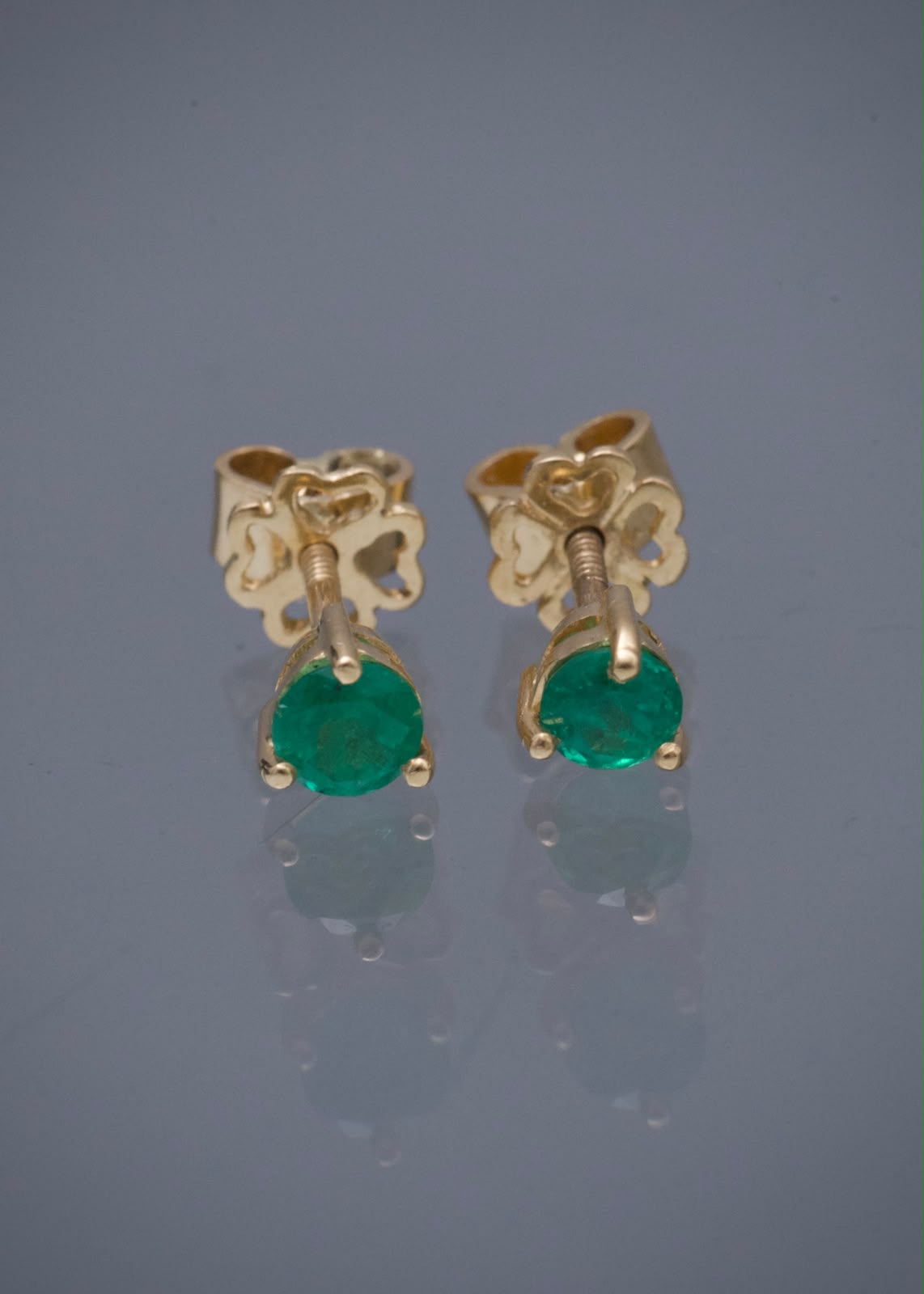 Topos con 46pts de Esmeralda 1.5gr / 0.3cm / 3.7mm — Oro Amarillo