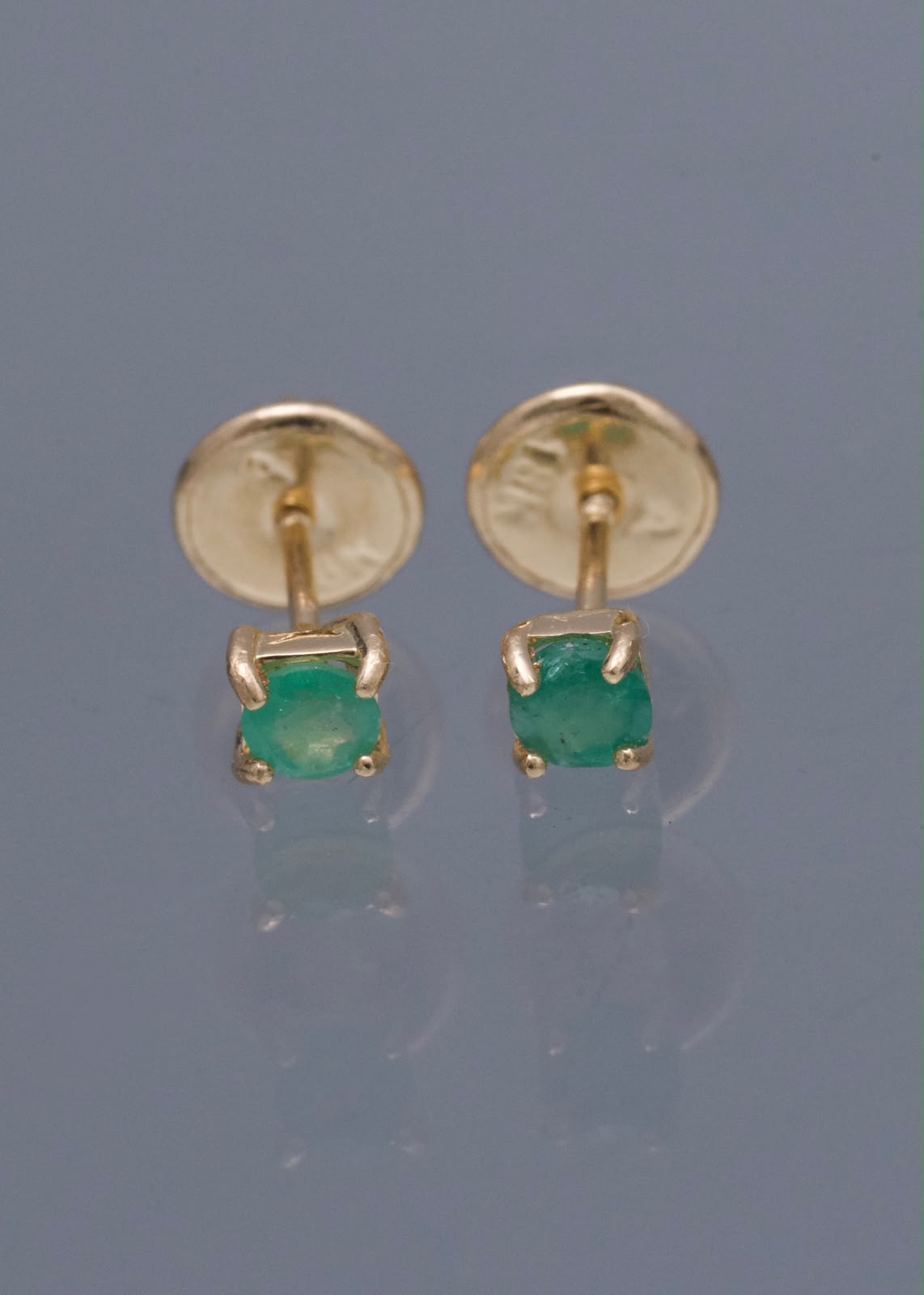 Topos con 22pts de Esmeralda 0.6gr / 0.3cm / 3.5mm — Oro Amarillo