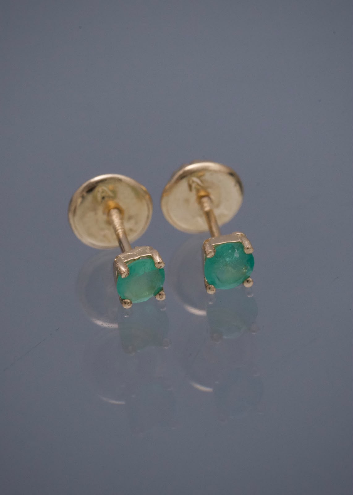 Topos con 22pts de Esmeralda 0.55gr / 0.3cm / 3.4mm — Oro Amarillo