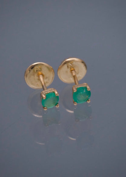 Topos con 22pts de Esmeralda 0.55gr / 0.3cm / 3.4mm — Oro Amarillo