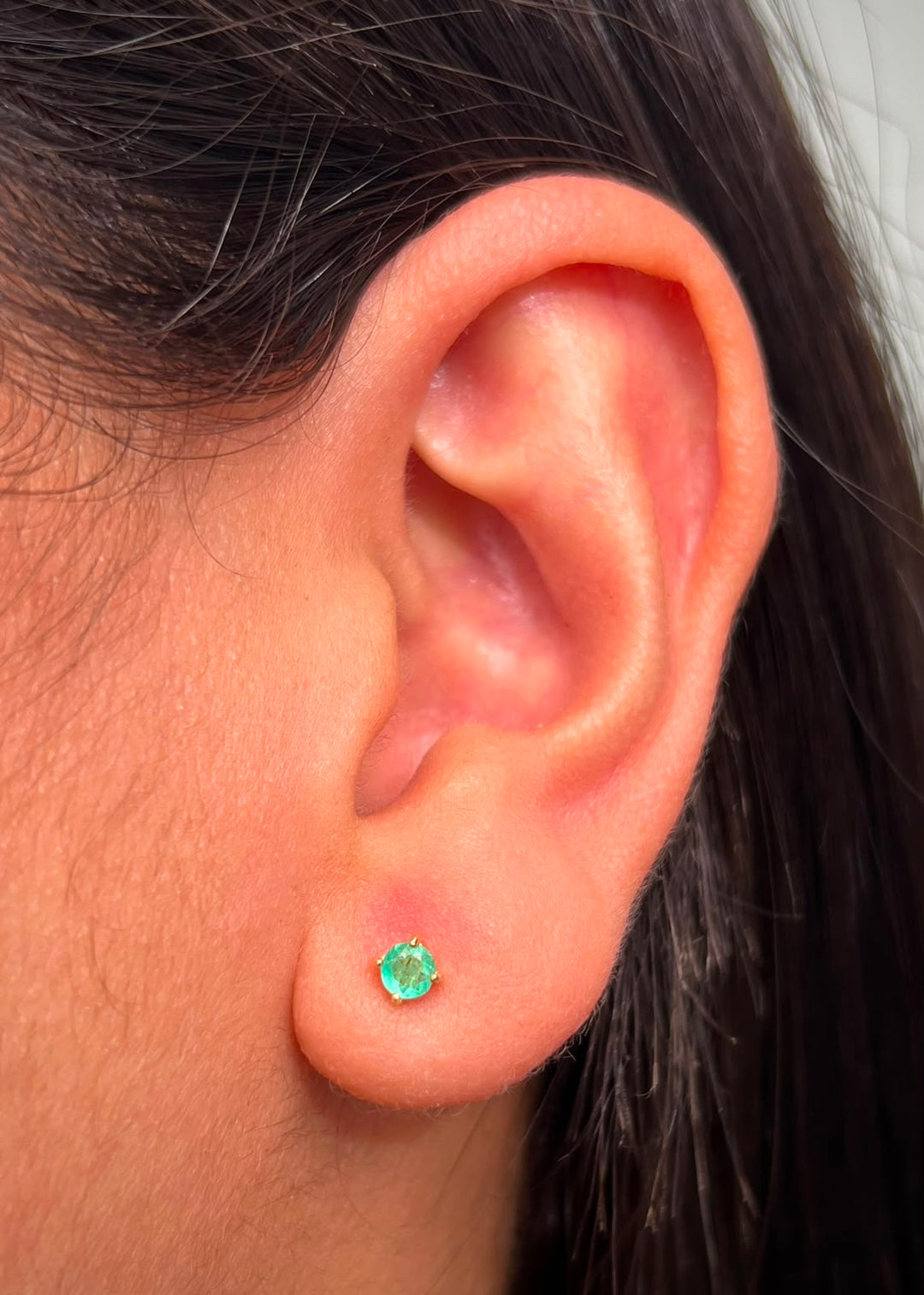 Topos con 22pts de Esmeralda 0.55gr / 0.3cm / 3.4mm — Oro Amarillo