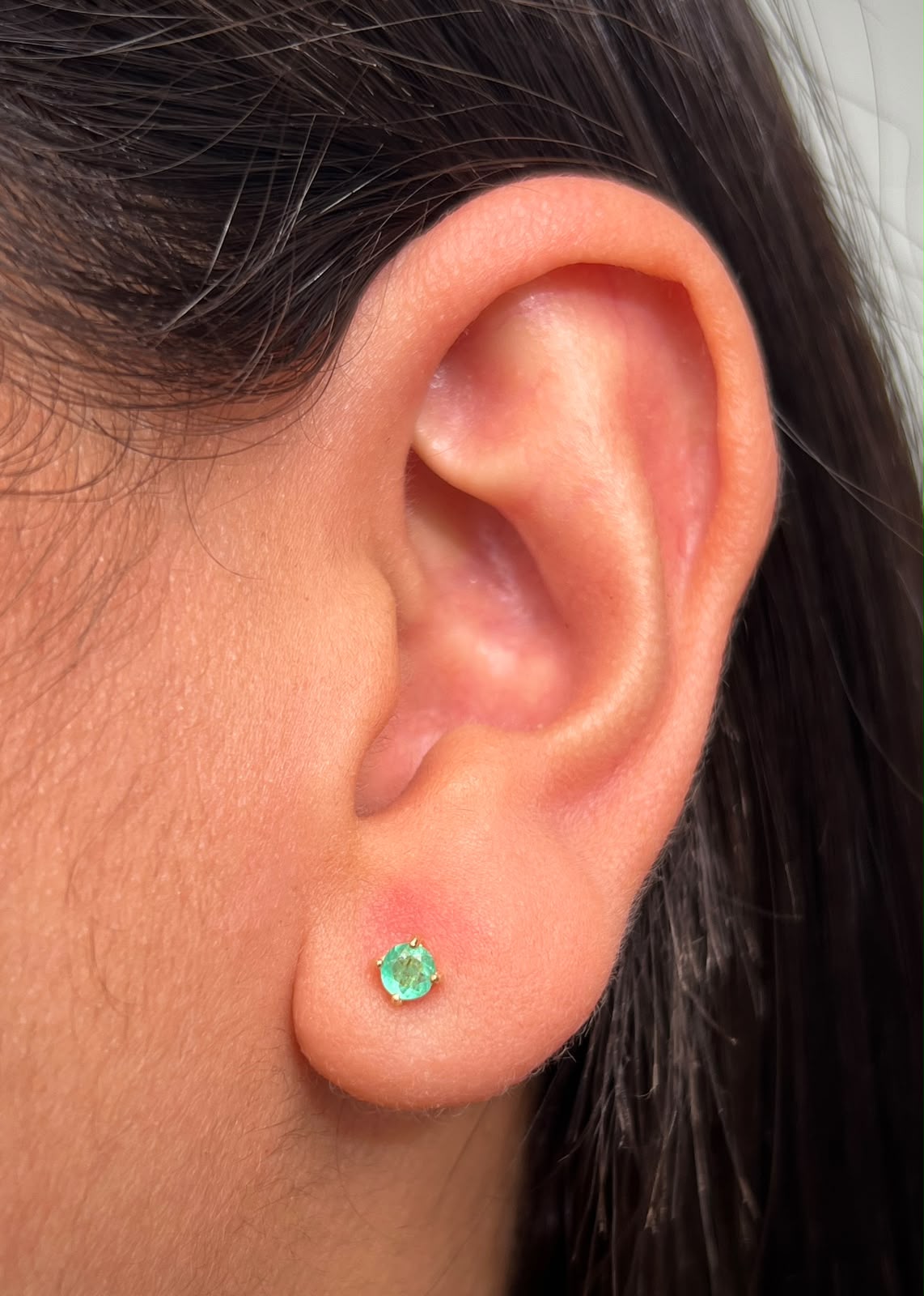 Topos con 29pts de Esmeralda 0.6gr / 0.3cm / 3.6mm — Oro Amarillo