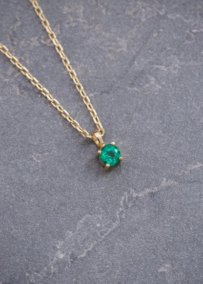 Cadena con Dije 10pts de Esmeralda 1.7gr / 45cm / 0.7mm — Oro Amarillo