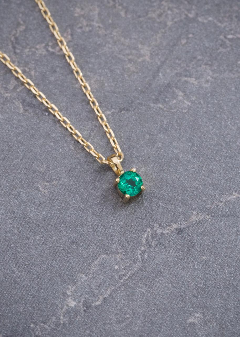 Cadena con Dije 10pts de Esmeralda 1.7gr / 45cm / 0.7mm — Oro Amarillo